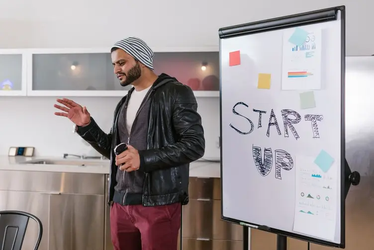 Small workshop using a whiteboard for the daily plan